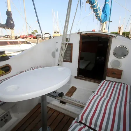 Hospedate En Un Velero En La Marina Sur De